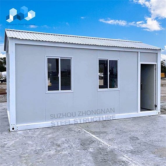 Maison conteneur à assemblage rapide avec toit pointu